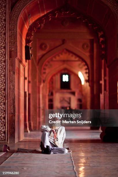 pilgrim seated at jama masjid - fatehpur sikri - fotografias e filmes do acervo