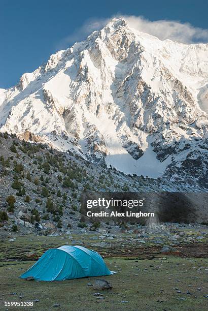 lone tent, herrligkoffer base camp, nanga parb - base camp stock pictures, royalty-free photos & images