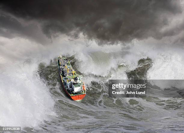 tanker in ocean storm - onda di marea foto e immagini stock