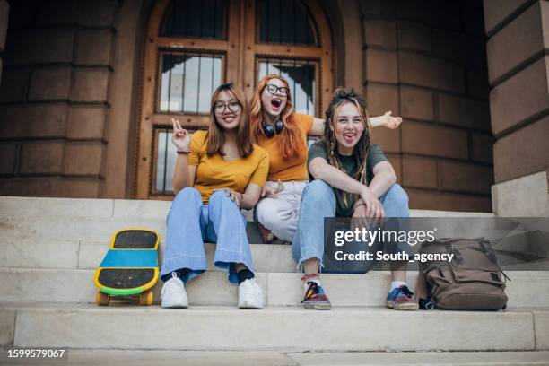 young women friends - oranje haar stockfoto's en -beelden