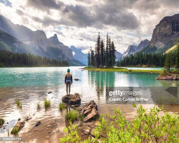 early morning at spirit island on maligne lake in jasper national park, alberta. - jasper-national-park stockfoto's en -beelden