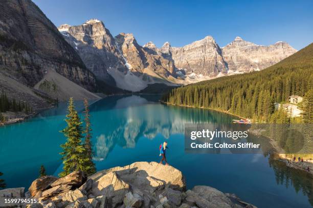 early morning at moraine lake - canadese rocky mountains stockfoto's en -beelden