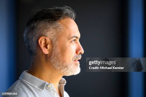 ritratto di un uomo d'affari maturo con barba grigia - profilo vista laterale foto e immagini stock