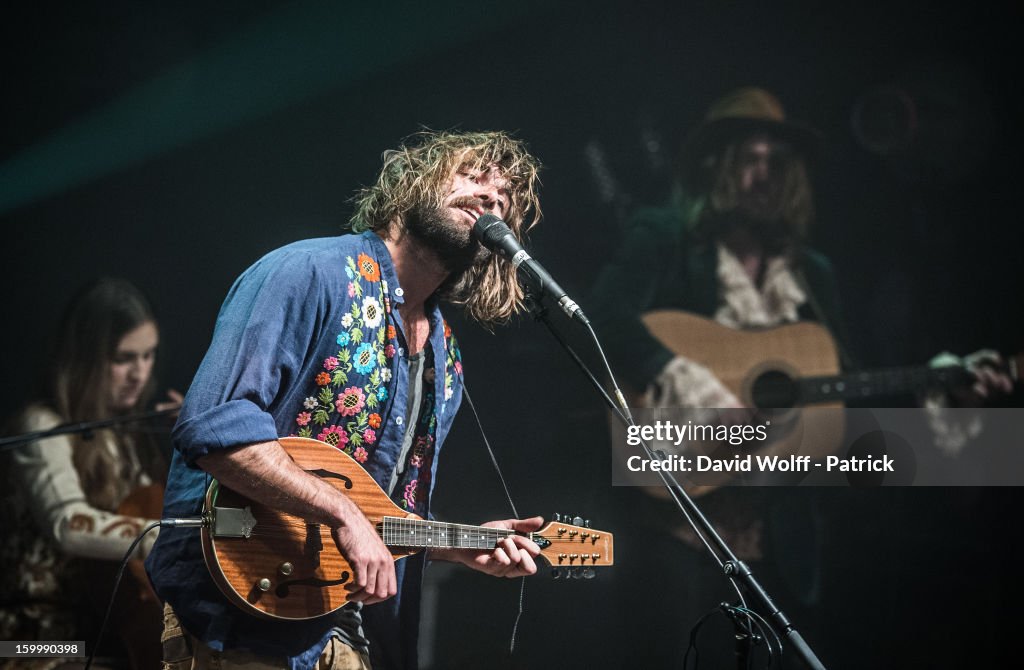 Angus Stone In Concert At la Cigale