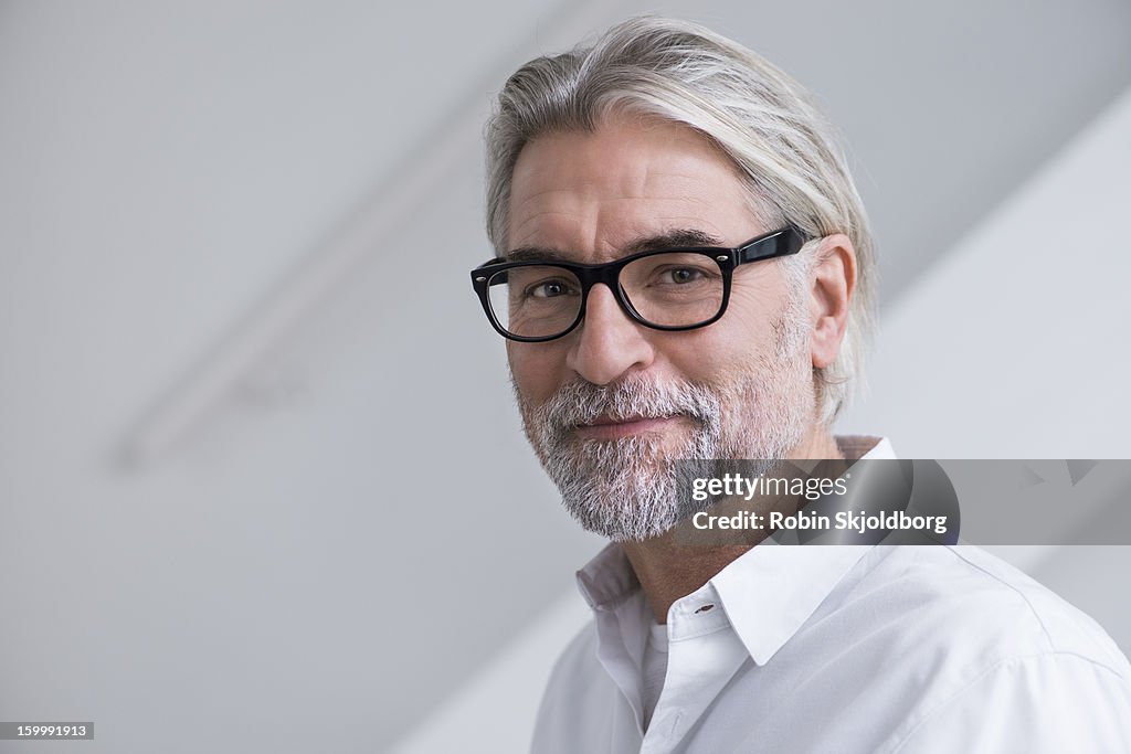 Mature man with glasses and white shirt