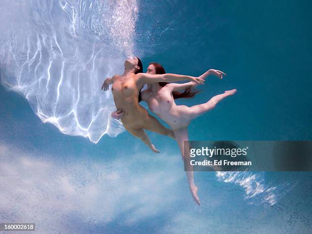 two underwater female nude dancers - nudity foto e immagini stock