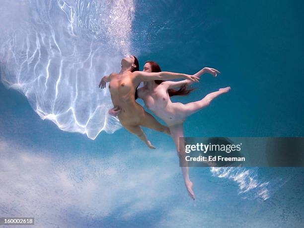 two underwater female nude dancers - young women no clothes stock pictures, royalty-free photos & images