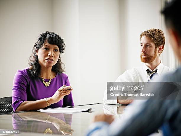 businesswoman leading discussion with coworkers - native korean stock-fotos und bilder