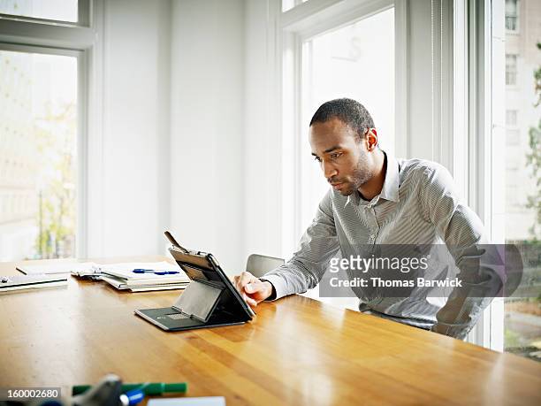 businessman in office working on digital tablet - deadline stock photos et images de collection