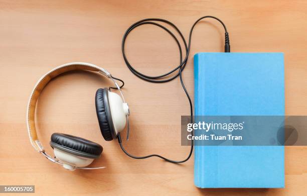 headphones and a book - cuffia attrezzatura per la musica foto e immagini stock