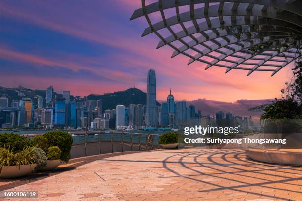 beautiful avenue of star or  victoria harbour at dusk in hong kong. - hong kong community 個照片及圖片檔