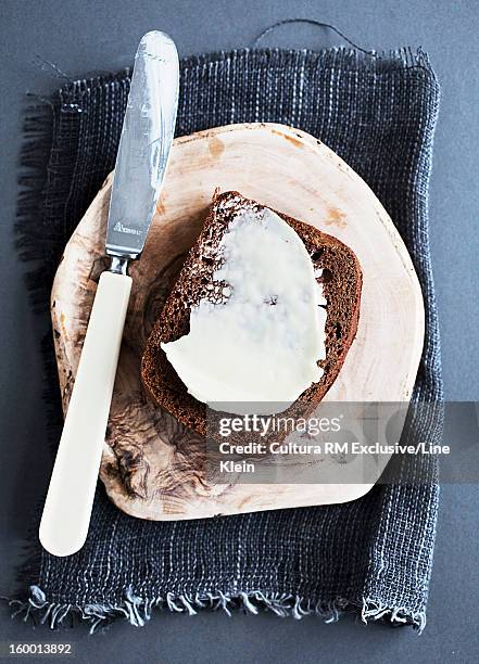 plate of honeycake with butter - untar de mantequilla fotografías e imágenes de stock