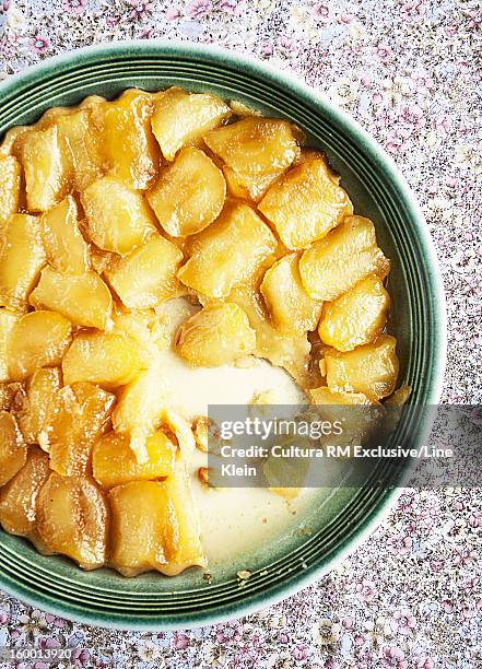 plate of baked apple tart - tarte tartin stock pictures, royalty-free photos & images
