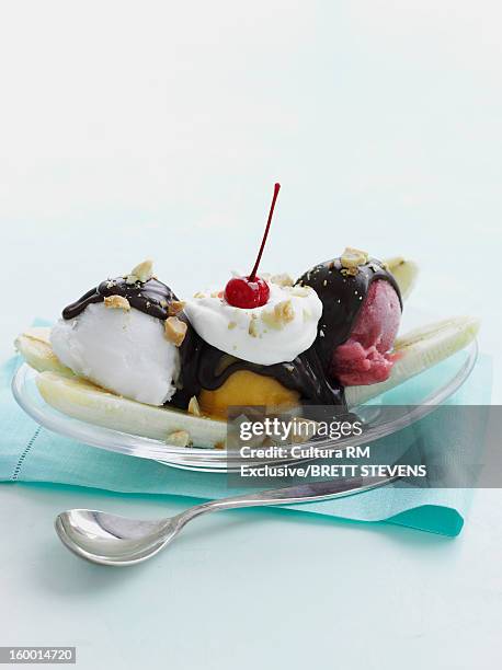 dish of banana split sundae - banana split fotografías e imágenes de stock