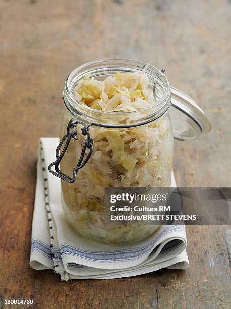 jar of pickled cabbage - choucroute stock-fotos und bilder