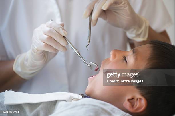 boy (6-7) at dentist's - dentista bambini foto e immagini stock