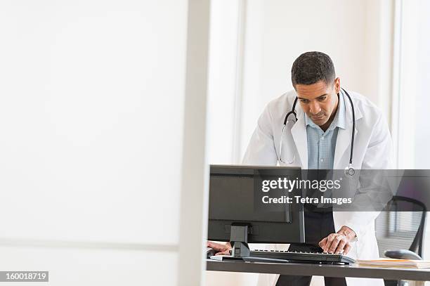 Doctor Computer Client Image 5,164 医者 Pc Stock Photos, High-Res Pictures, and Images - Getty Images