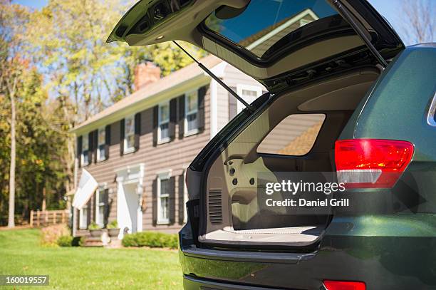usa, new jersey, mendham, open car trunk in front of house - achterbak-van-auto stockfoto's en -beelden
