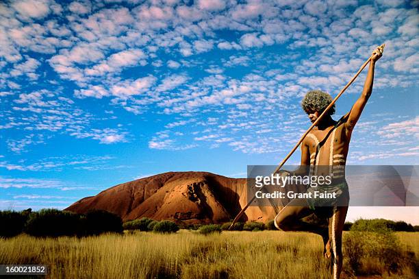 aboriginal  in outback. - australia stock-fotos und bilder