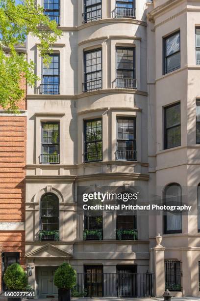 row townhouses in manhattan - luxury new york apartment stock pictures, royalty-free photos & images