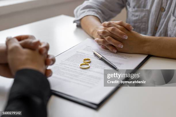acuerdo de divorcio y anillos de boda - despedida fotografías e imágenes de stock