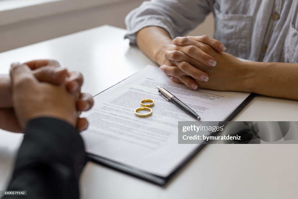 Divorce agreement and wedding rings