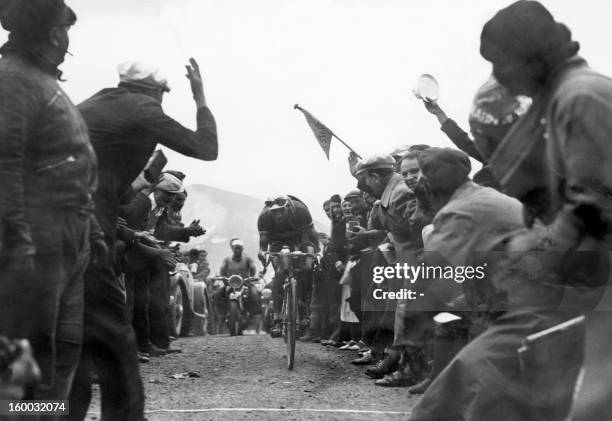 Photo prise le 07 juillet du cycliste italien Gino Bartali arrivant vainqueur au sommet du Galibier, lors de la 7ème étape, Aix-les-Bains-Grenoble,...