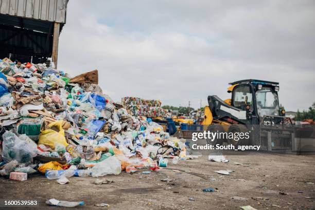 deponie und recyclinghof voll mit sortiertem müll, der zum recycling bereit ist - müllkippe stock-fotos und bilder