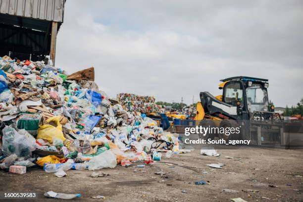 deponie und recyclinghof voll mit sortiertem müll, der zum recycling bereit ist - landfill stock-fotos und bilder