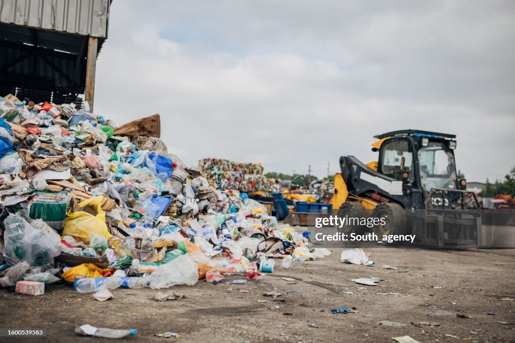 Vertedero y centro de reciclaje lleno de basura clasificada que está lista para reciclar