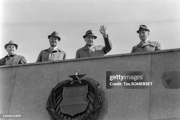 János Kádár assistant au défilé de la fête du 1er mai à Budapest, le 1er mai 1982.