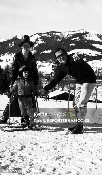 Marie-José Nat avec son mari Michel Drach et leur fils au sports d'hiver en 1969