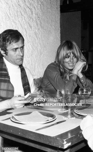 Mylène Demongeot et Marc Simenon lors d'un dîner dans la station de ski d' Avoriaz en 1969
