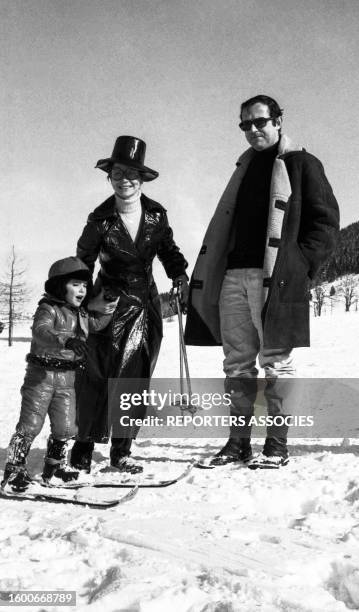 Marie-José Nat avec son mari Michel Drach et leur fils au sports d'hiver en 1969