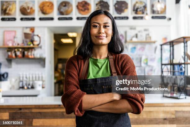 portrait of female coffeeshop owner - einzelhandelsberuf stock-fotos und bilder