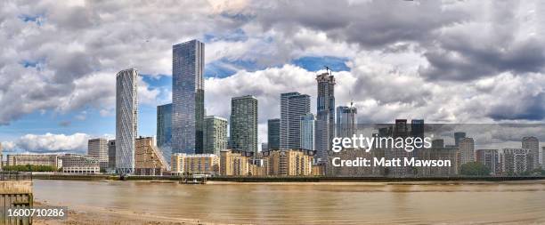 canary wharf financial and residential centre east london england uk. - ドッグランズ ストックフォトと画像