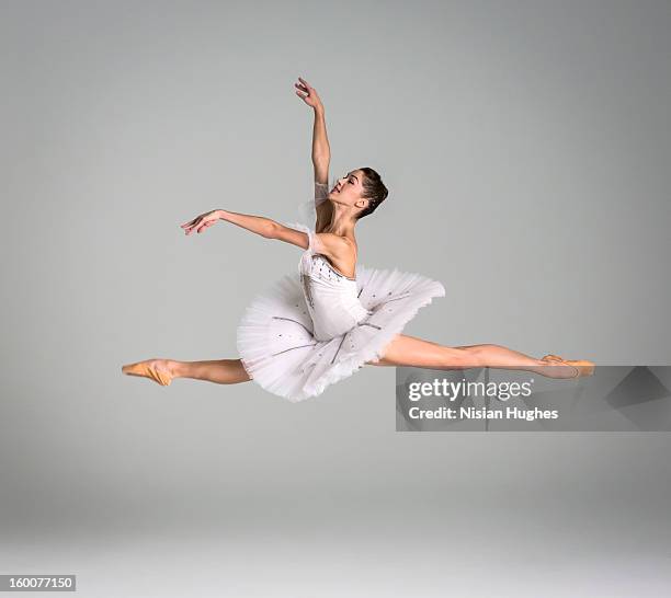 ballerina performing grand jeté - bale imagens e fotografias de stock