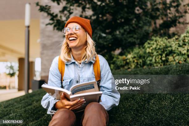 joven y alegre mujer hipster estudiando al aire libre en el campus - estudiante-de-educación-superior fotografías e imágenes de stock