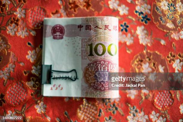 chinese cny money in 100 rmb bills - yuan symbol stock-fotos und bilder