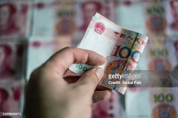 chinese cny money in 100 rmb bills - chinese money stockfoto's en -beelden