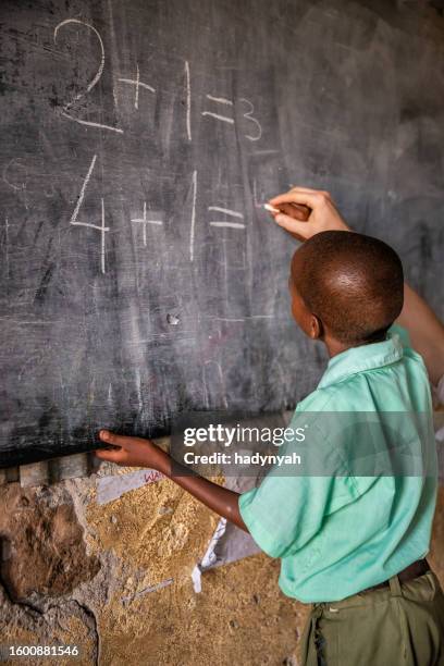 volunteer teaching in africa, school near masai mara game reserve in kenya - board game stockfoto's en -beelden