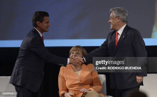 Mexican President Enrique Pena Nieto and Chilean President Sebastian Pinera shake hands as German Chancellor Angela Merkel looks on during the IV...