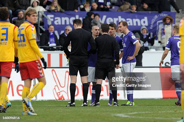 Timo Staffeldt, Nils Fischer and Sebastian Neumann of Osnabrueck argue with referee Guido Winkmann during the Third league match between VfL...