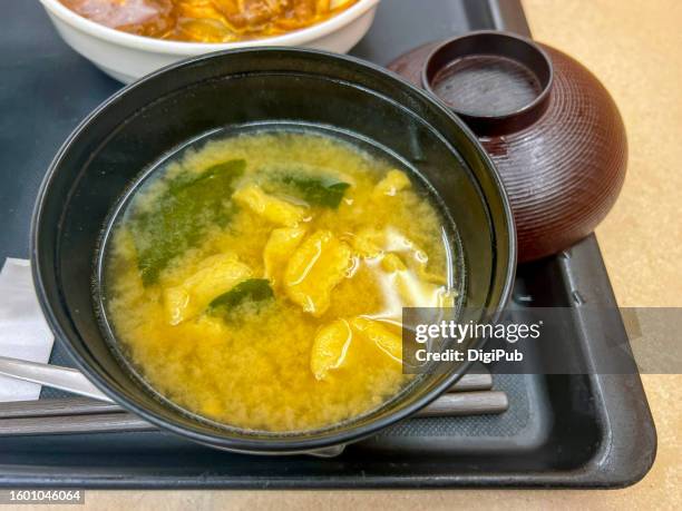 miso soup - aburaage stockfoto's en -beelden