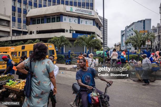 Street vendors outside the Lagos Commodities and Futures Exchange offices in the Central Business District of Lagos, Nigeria, on Monday, Aug. 14,...