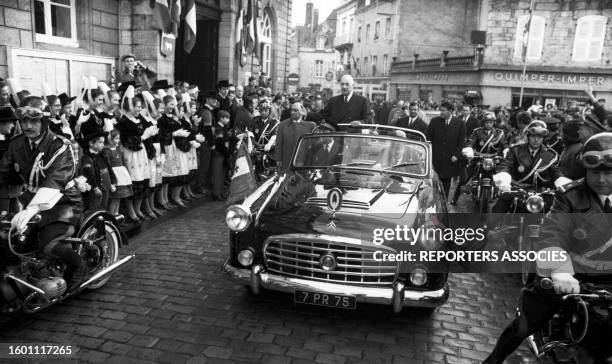 Charles de Gaulle saluant la foule depuis sa voiture lors de sa visite à Quimper, le 2 février 1969.