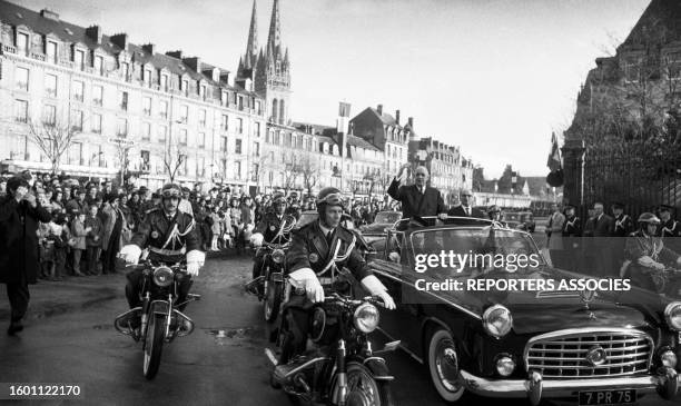 Charles de Gaulle saluant la foule depuis sa voiture lors de sa visite à Quimper, le 2 février 1969.