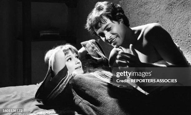 Olga Georges-Picot et Fred Williams sur le tournage du film 'Catherine, il suffit d'un amour', en 1969.