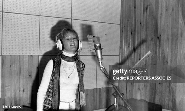 Petula Clark chantant dans un studio d'enregistrement, en 1970.