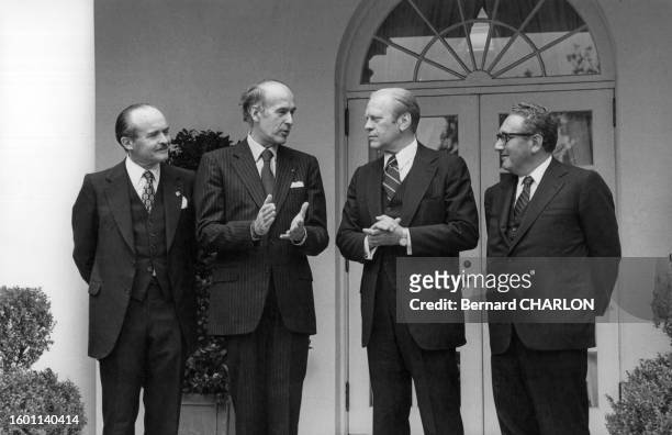Jean Sauvagnargues et Valéry Giscard d'Estaing reçus par Gerald Ford et Henry Kissinger à la Maison Blanche, le 18 mai 1976, à Washington.